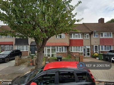 3 bedroom semi-detached house for rent in Longhill Road, London, SE6