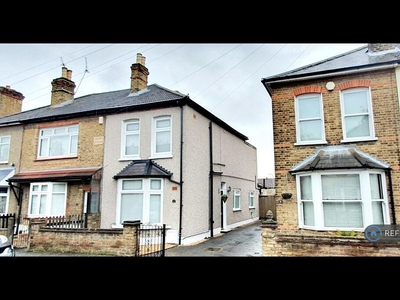 3 bedroom semi-detached house for rent in Willow Street, Romford, RM7