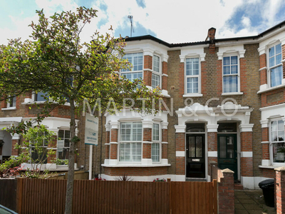 4 bedroom detached house for rent in Pelham Road, South Woodford, E18