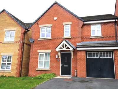 4 bedroom detached house for rent in Woodhouses Avenue, Audenshaw, M34