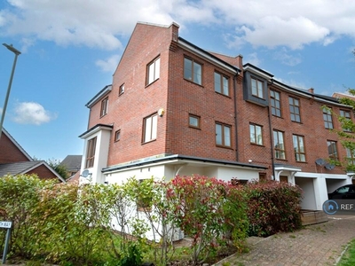 4 bedroom terraced house for rent in Peggs Way, Basingstoke, RG24