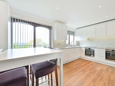 4 bedroom flat for rent in Dollis Hill Lane, Gladstone Park, London, NW2
