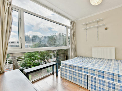 4 bedroom maisonette for rent in Whitebeam Close, London, SW9