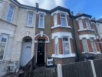 4 bedroom terraced house for rent in Green Lane, Ilford, IG1