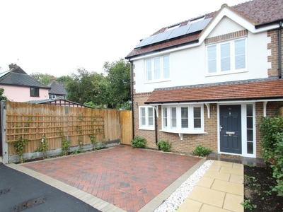 4 bedroom town house for rent in Guildford, GU1