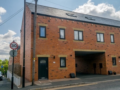 4 bedroom town house for rent in South Queen Street Morley Leeds, LS27