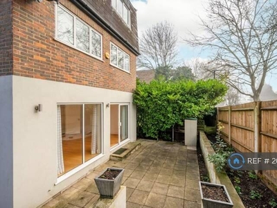 5 bedroom detached house for rent in Belvedere Drive, London, SW19