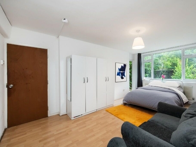 5 bedroom ground floor flat for rent in Patmore Estate, London, SW8