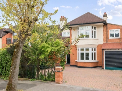 6 bedroom semi-detached house for rent in Bressey Grove, South Woodford, London, E18