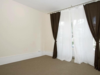 6 bedroom terraced house for rent in Rossiter Road, Balham, London, SW12