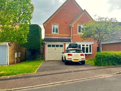 Detached house to rent in The Shrubbery, Farnborough GU14