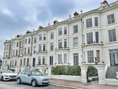 Flat to rent in Clifton Terrace, Southend-On-Sea SS1
