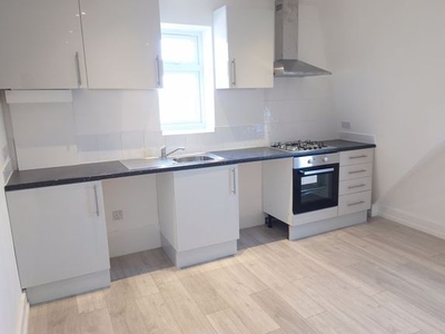 Flat to rent in Coulsdon Road, Caterham CR3