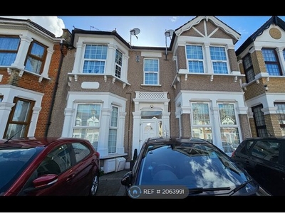 Flat to rent in De Vere Gardens, Ilford IG1