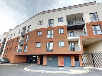 Flat to rent in Lyons Way, Slough SL2
