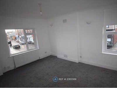 Flat to rent in Sandiways Road, Wirral CH45