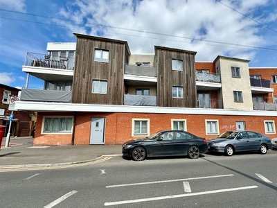 Flat to rent in West Road, Westcliff-On-Sea SS0