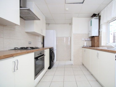 Property to rent in Lakehall Road, Thornton Heath CR7