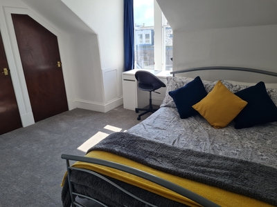 Room in a Shared House, Commercial Street, DD1