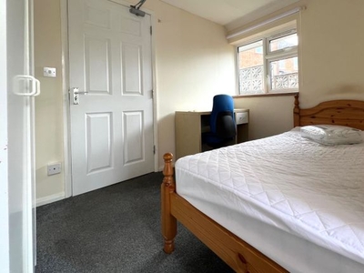 Room to rent in Oldbury Road, Worcester WR2