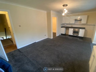 Studio to rent in Cotswold Court, High Wycombe HP11