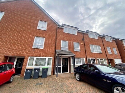 Town house to rent in Austin Canons Way, Bedford MK42