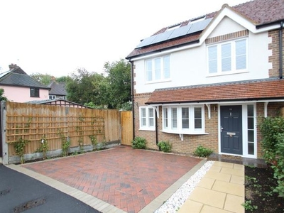 Town house to rent in Whitemore Road, Guildford GU1
