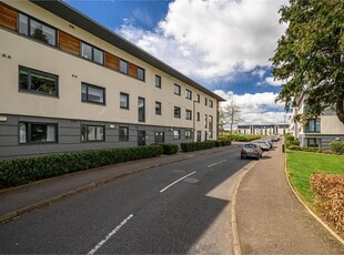 2 bed first floor flat for sale in East Craigs