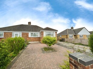 2 bedroom bungalow for sale in Shipton Way, Basingstoke, Hampshire, RG22
