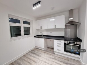 2 bedroom flat for rent in Catford Hill, London, SE6