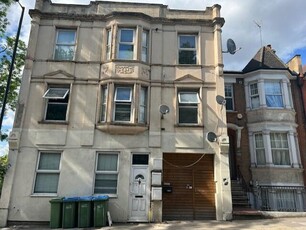 2 bedroom flat for rent in Hillreach, London, SE18