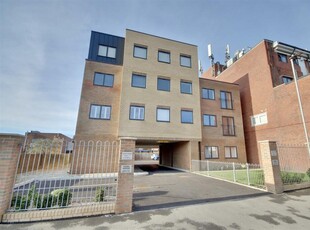 2 bedroom flat for rent in Saxon house, PO2