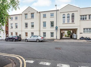 2 bedroom flat for sale in Chapel Court, Windsor Street, Leamington Spa, Warwickshire, CV32