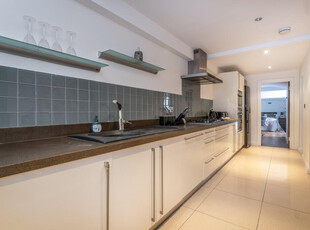 2 bedroom flat for sale in Gloucester Mews, London, W2