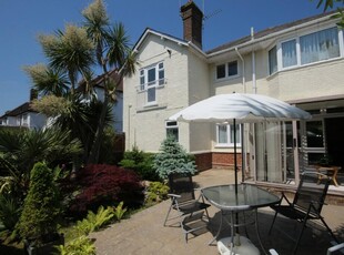 2 bedroom ground floor flat for sale in De Lisle Road, Bournemouth, Dorset, BH3