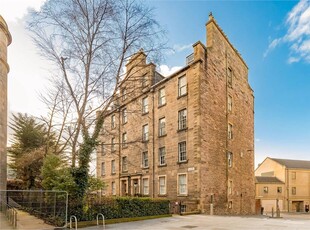 3 bed lower ground floor flat for sale in New Town