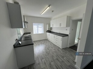 3 bedroom flat for rent in High Street, Sheerness, ME12