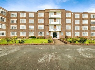 3 bedroom flat for sale in Boundary Road, Worthing, West Sussex, BN11