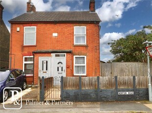 3 bedroom semi-detached house for sale in Newton Road, Ipswich, Suffolk, IP3