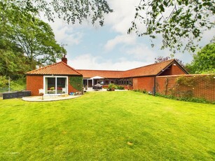 4 bedroom detached bungalow for sale in Redhill Road, Arnold, Nottingham, NG5