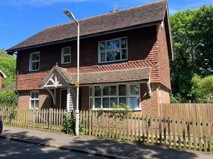 4 bedroom detached house for rent in Station Road, Hythe, CT21