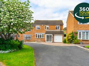 4 bedroom detached house for sale in Ledbury Close, Oadby, Leicester, LE2