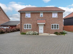 4 bedroom detached house for sale in Woodburn Drive, Bury St Edmunds, IP32