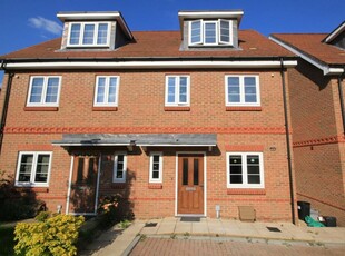 4 bedroom semi-detached house for rent in Louden Square, Earley, Reading, Berkshire, RG6