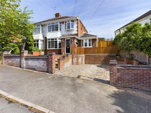 4 bedroom semi-detached house for rent in Stainburn Avenue, Worcester, Worcestershire, WR2