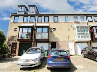 4 bedroom town house for rent in Watersmeet Way, Thamesmead, SE28