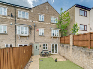 4 bedroom town house for sale in Turnpike Close, Birkenshaw, BD11