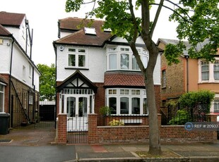 5 bedroom detached house for rent in Blenheim Road, Bromley, BR1
