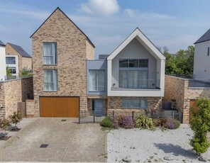 5 bedroom detached house for sale in Frederick Hawkes Gardens, Chelmsford, Essex, CM1