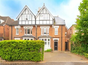 6 bedroom semi-detached house for sale in Beaconsfield Road, St. Albans, Hertfordshire, AL1